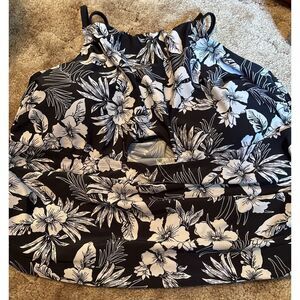 NEW Ladies size 3X Time and Tru Black And White Floral Tank Swim Top W Peep Hole